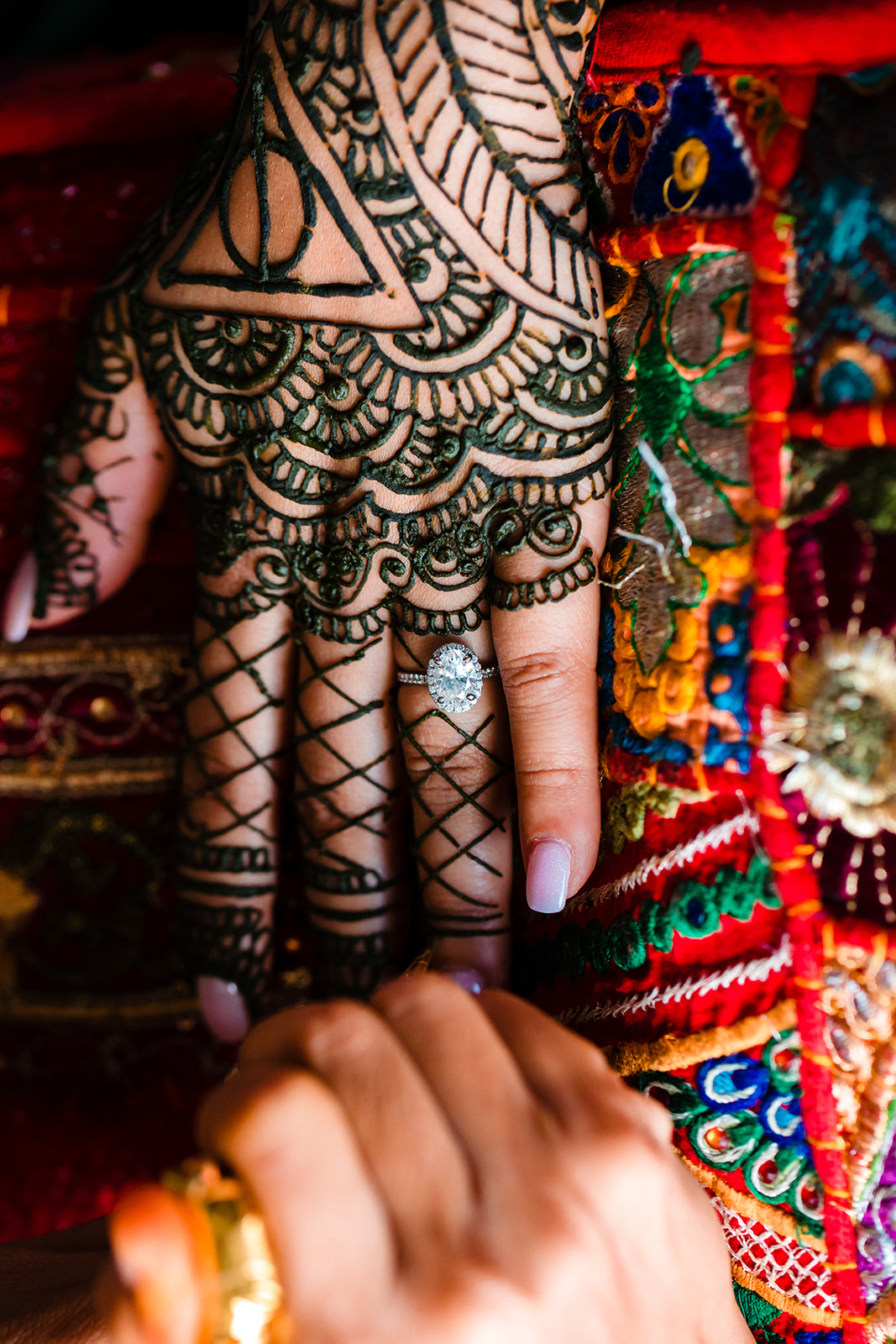 Henna nupcial con entramados delicados y bordes ornamentales festoneados