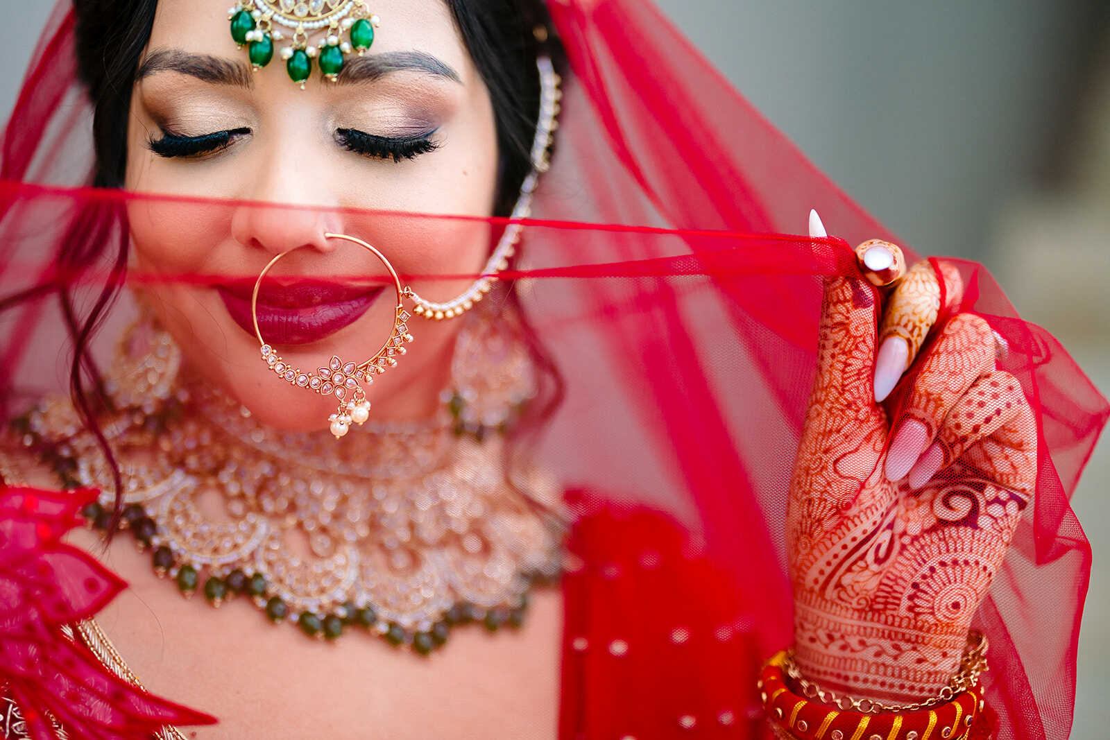 Bridal Hair and Makeup: False Eyelashes and Eyelash Extensions for a Flawless Look. — photograph